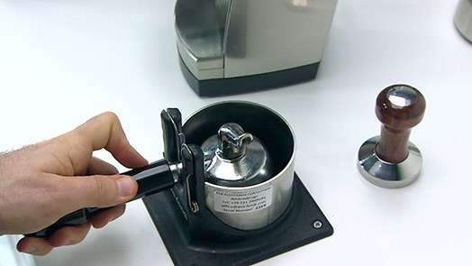 Elektrický kartáček Pro-Fondi pro čištění pák od zbytků kávového puku