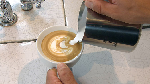 Nácvik Latte art: jak vykreslit List a Tulipán